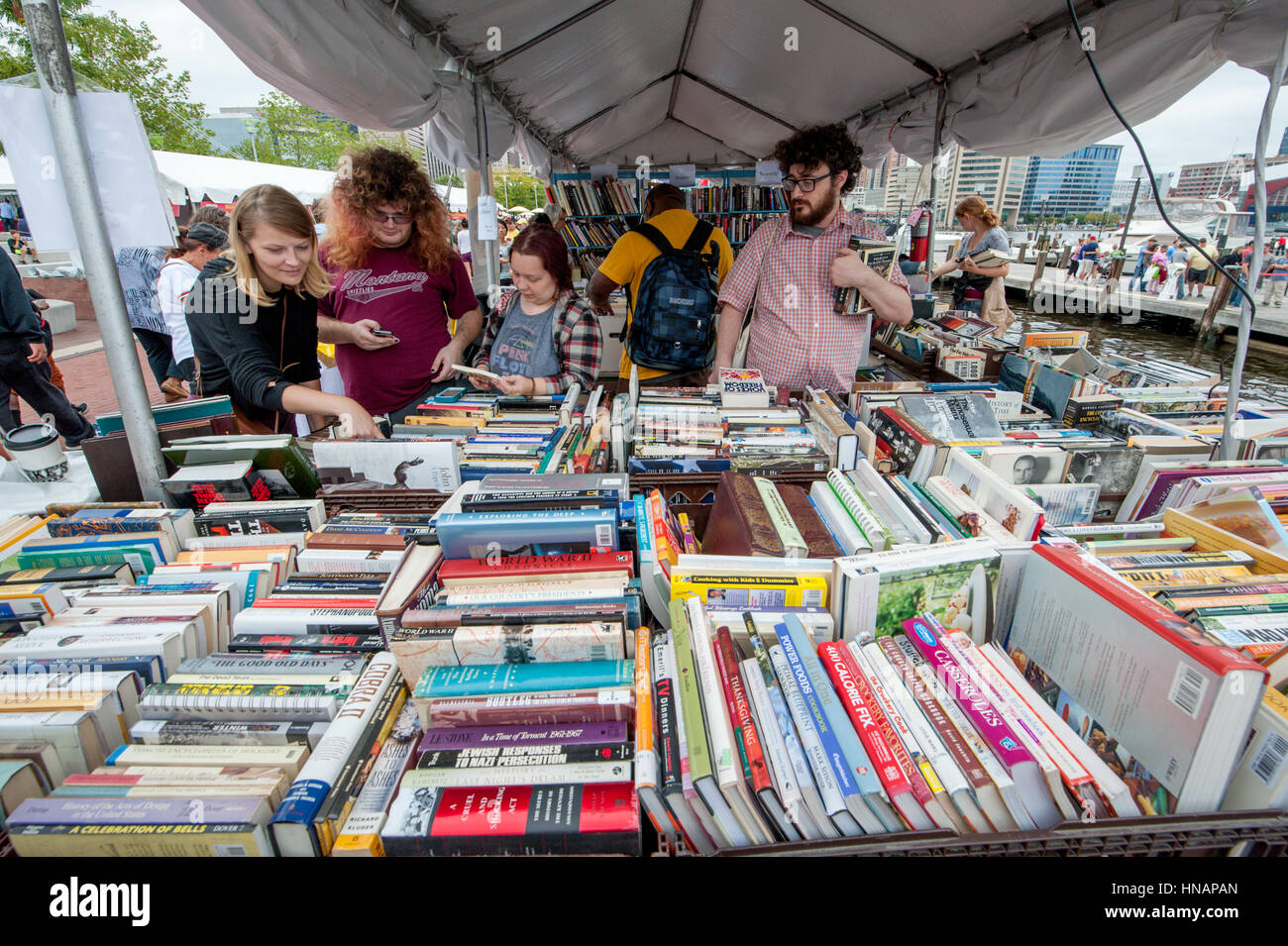 Freunde suchen durch eine große Buchauswahl auf dem Baltimore-Buch-Festival am Innenhafen. Stockfoto