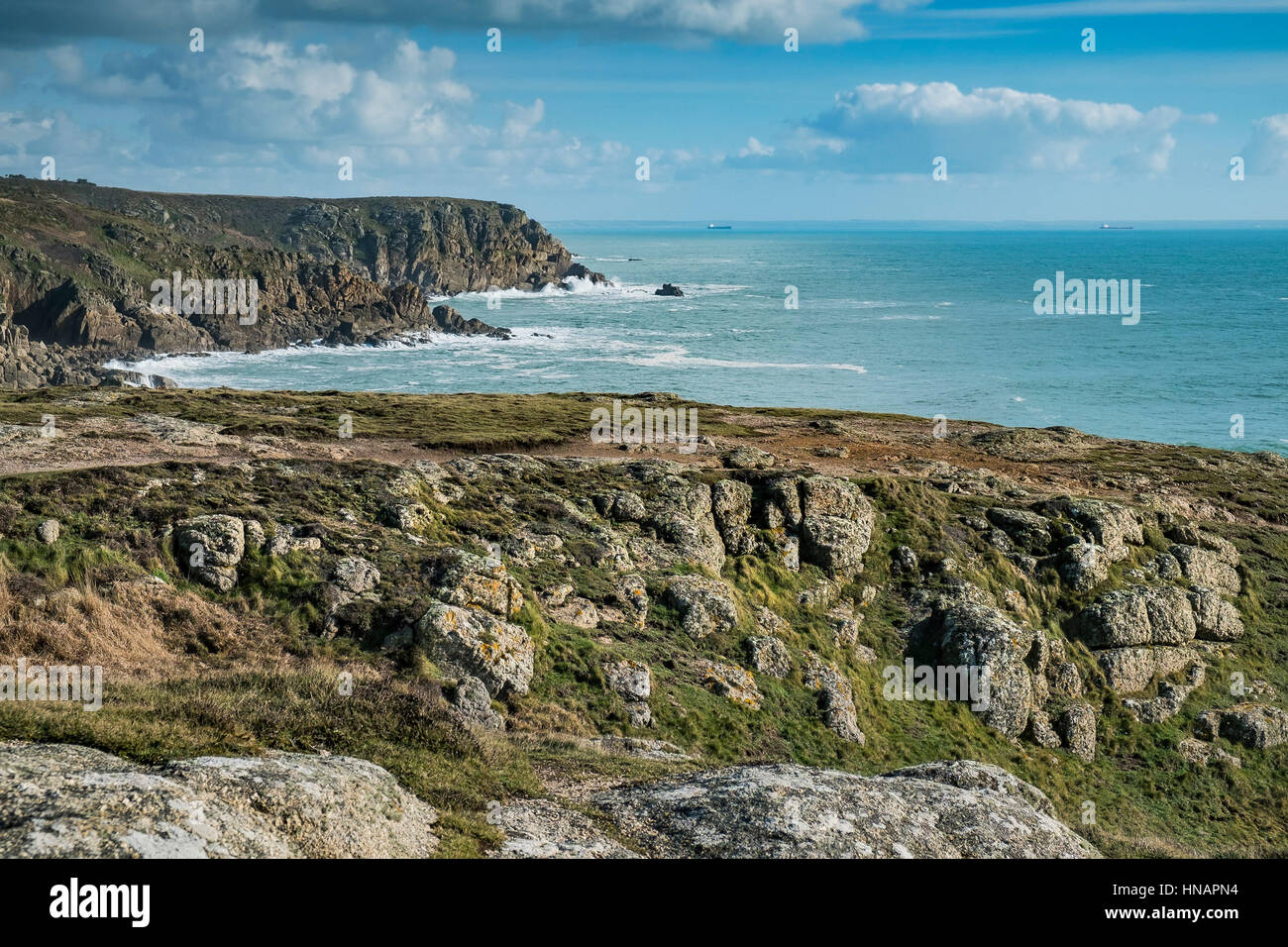 Ein Blick auf Porthgwarra Bucht von Gwennap Head in Cornwall. Stockfoto