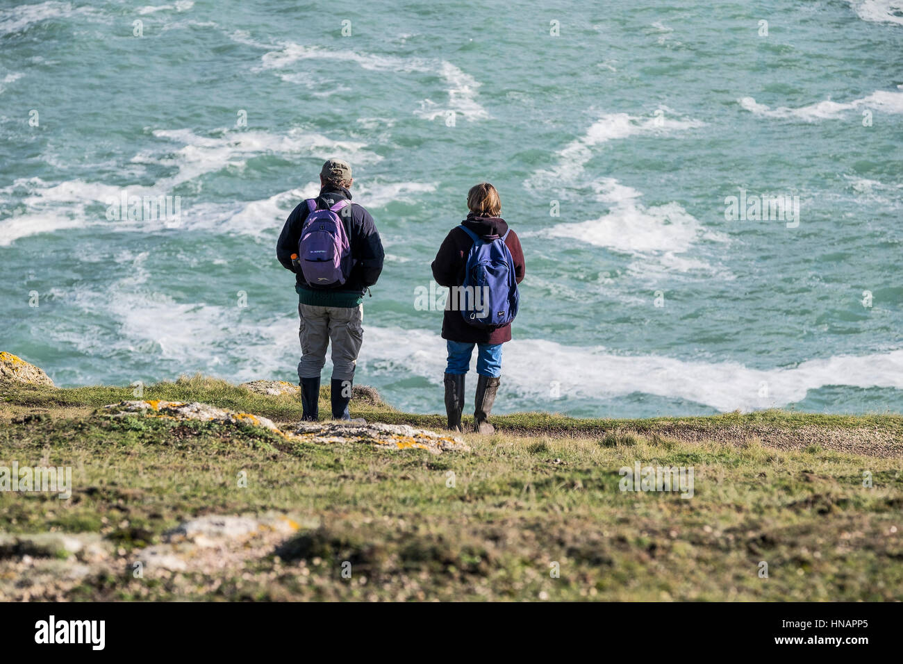 In Cornwall zwei Wanderer auf Gwennap Head stehen und blicken auf das Meer. Stockfoto