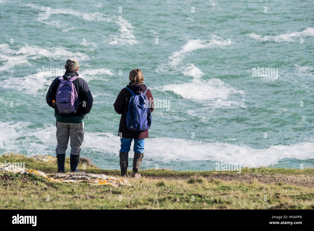 In Cornwall zwei Wanderer auf Gwennap Head stehen und blicken auf das Meer. Stockfoto