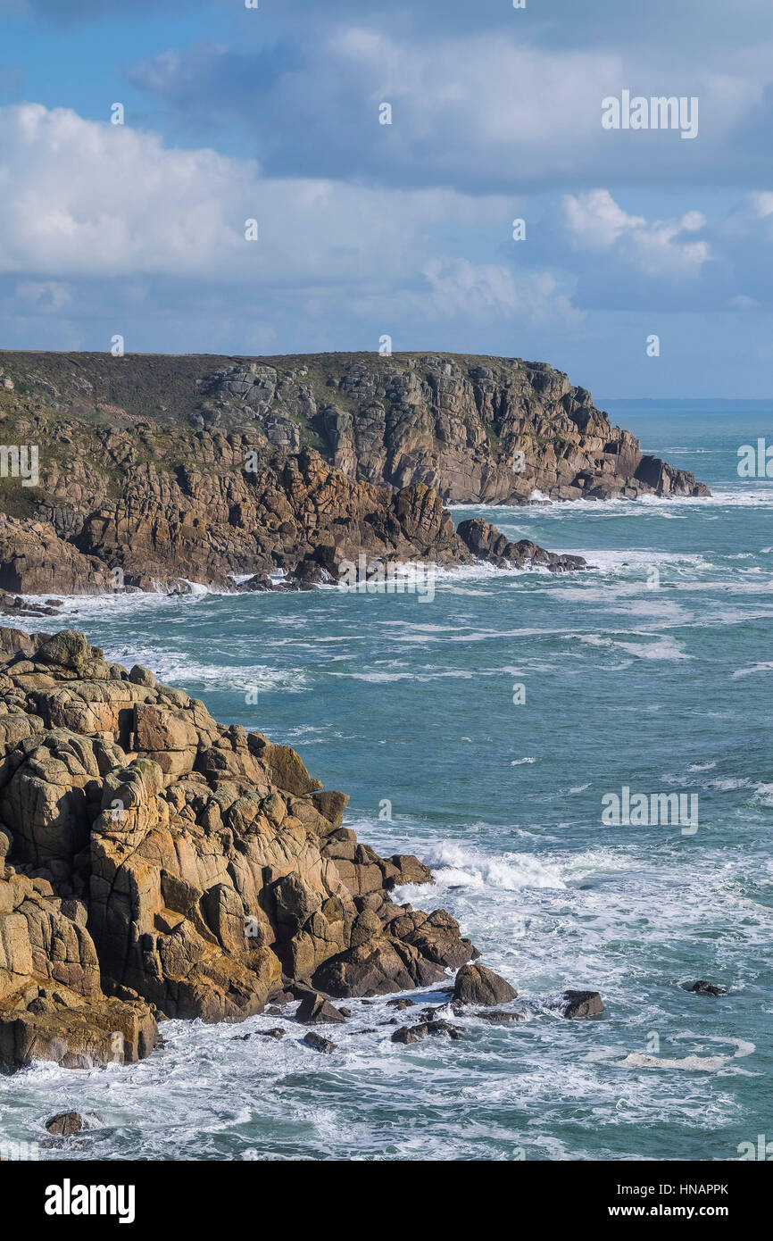 Der Blick von Gwennap Head auf der Landzunge, Pedn-Männer-ein-Mere in Cornwall, England. Stockfoto