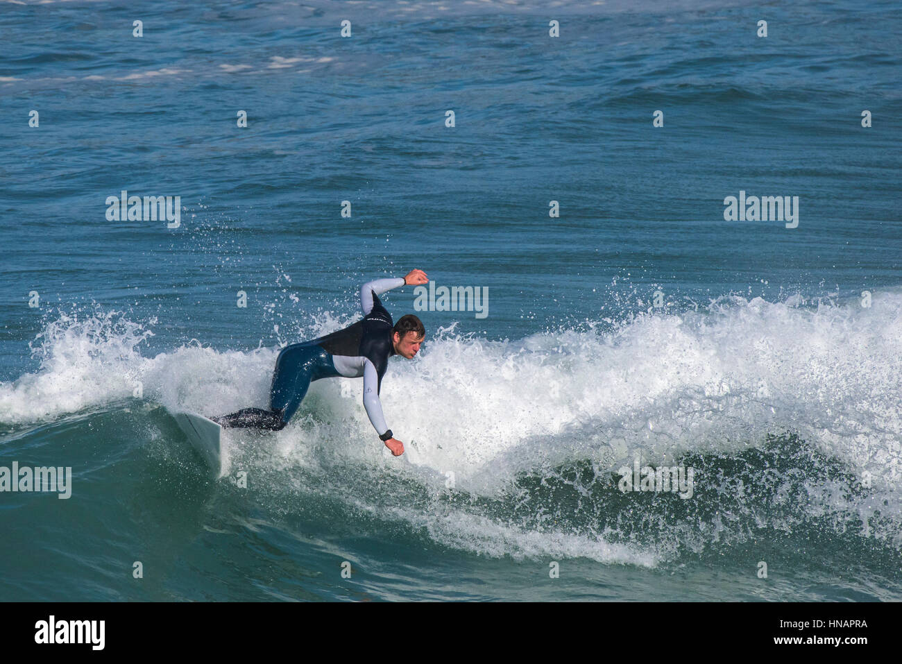 Ein Surfer auf einer Welle Sennen Cove in Cornwall. Stockfoto