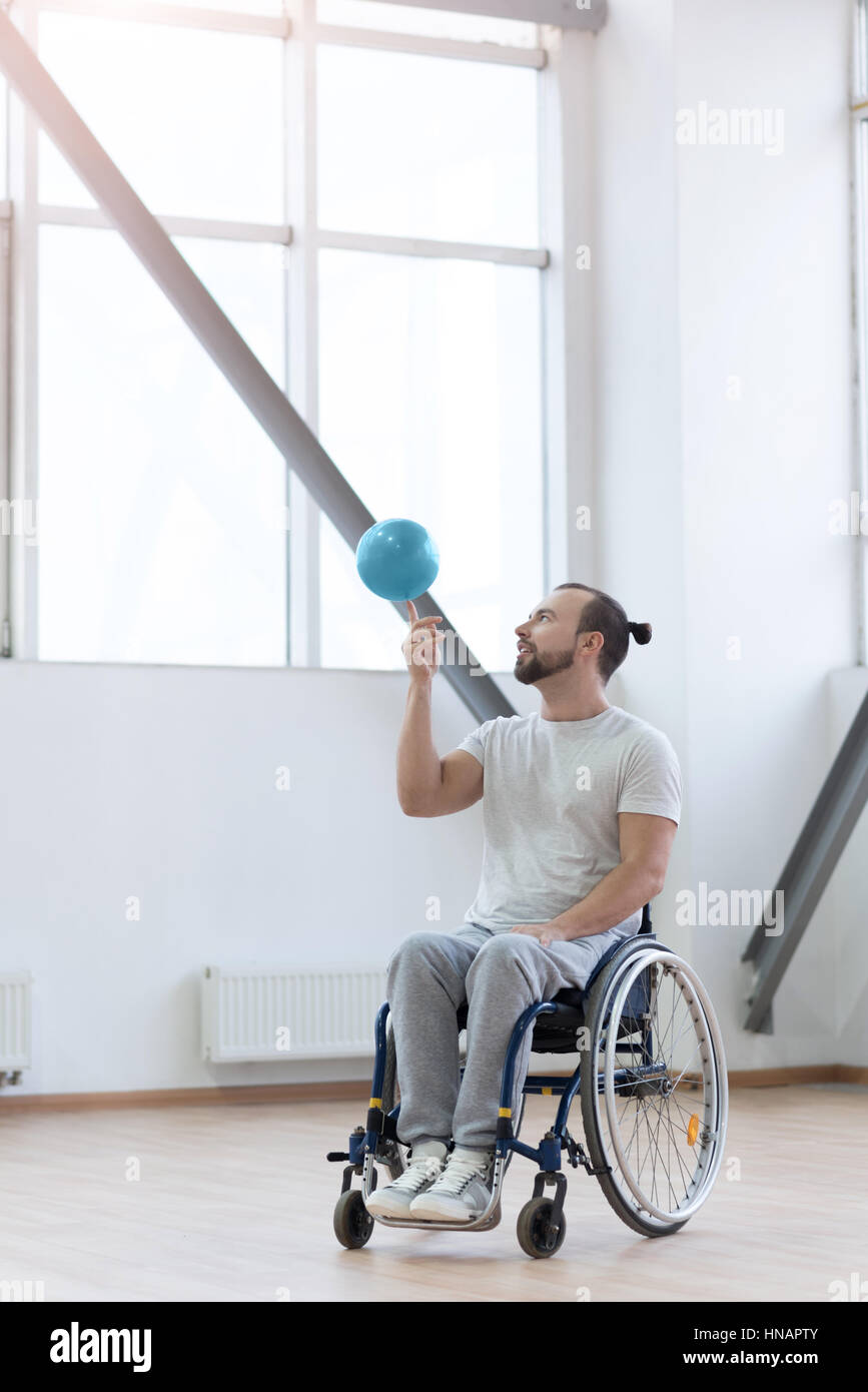 Beteiligten jungen Behinderten mit dem Ball in der Turnhalle Stockfoto