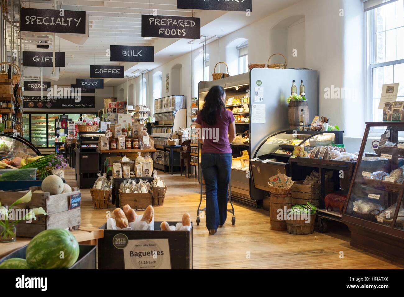 Frau im Supermarkt einkaufen, mit einem Schwerpunkt auf regionalen Produkten, Haweley, Pennsylvania, USA. Stockfoto
