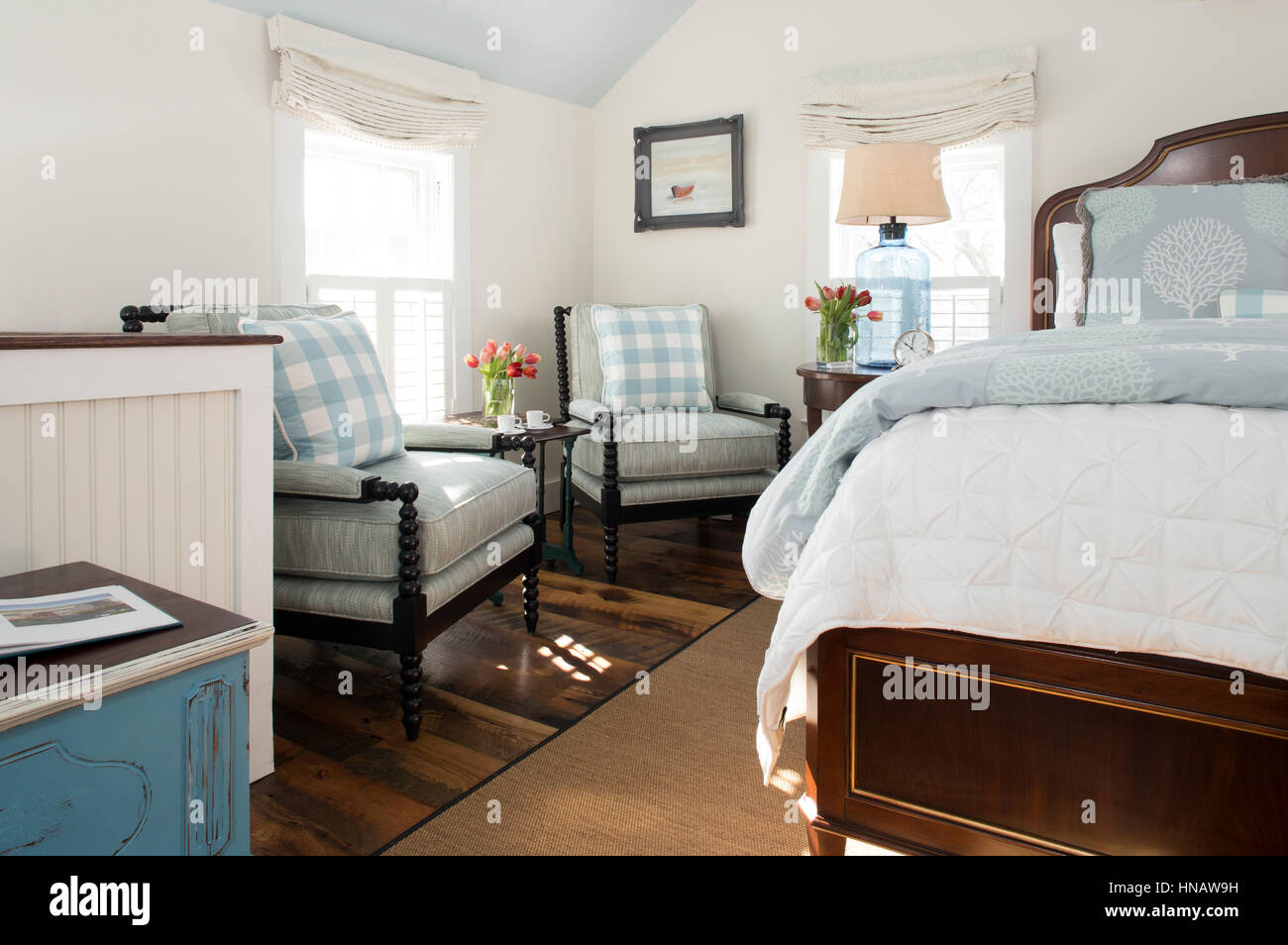 Inneren Vignette von Cape Cod Gästezimmer sitzen und Bett, Chatham Gables Inn, Chatham, MA. Stockfoto