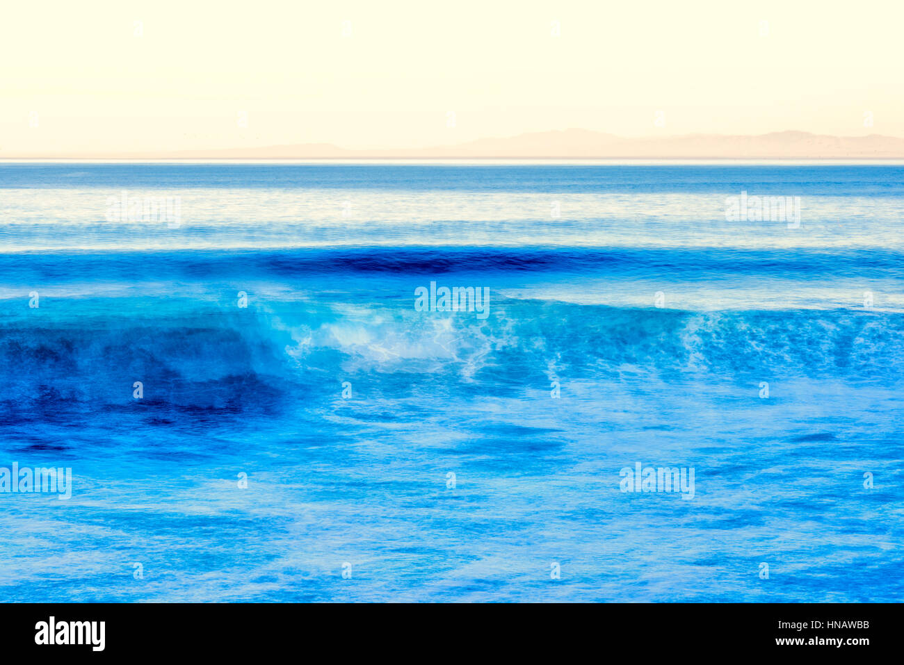 Abstrakte und impressionistische Fotografie auf den Ozean und Surfen. Stockfoto