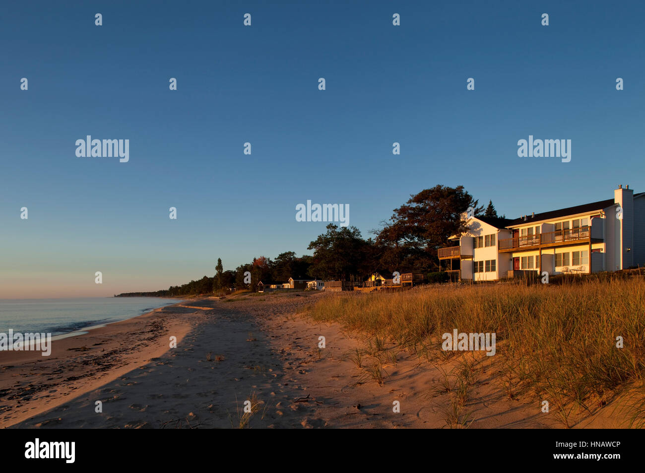 Sonnenaufgang im Lake Huron Strand vorderen Inn, Huron Haus B & B, eigenen, MI. Stockfoto