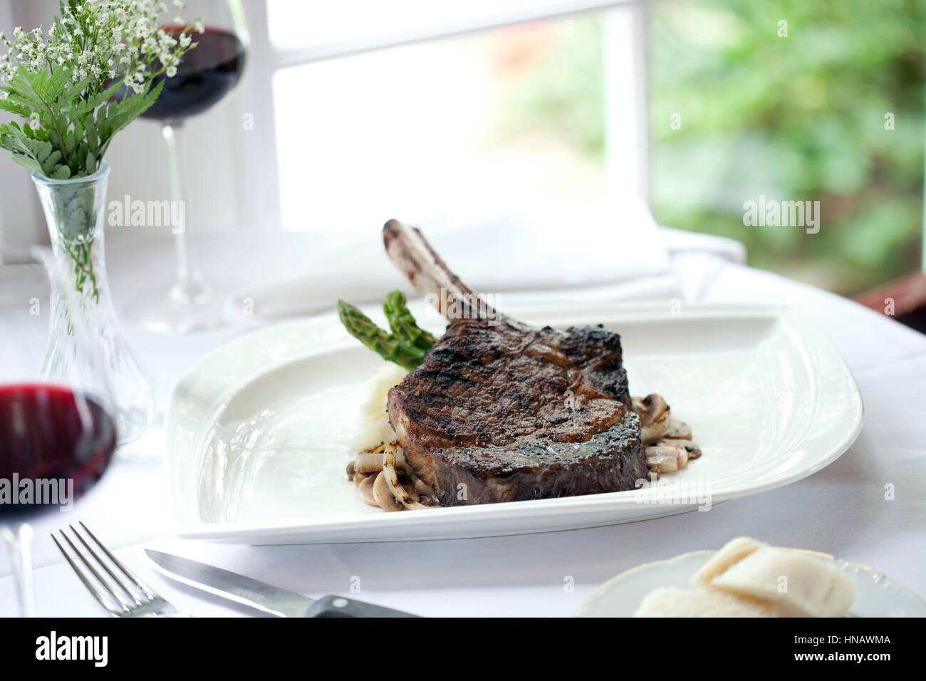 Knochen Sie in Rib-Eye Steak serviert auf weißen ovalen Teller, Club Continental Orange Park, FL. Stockfoto