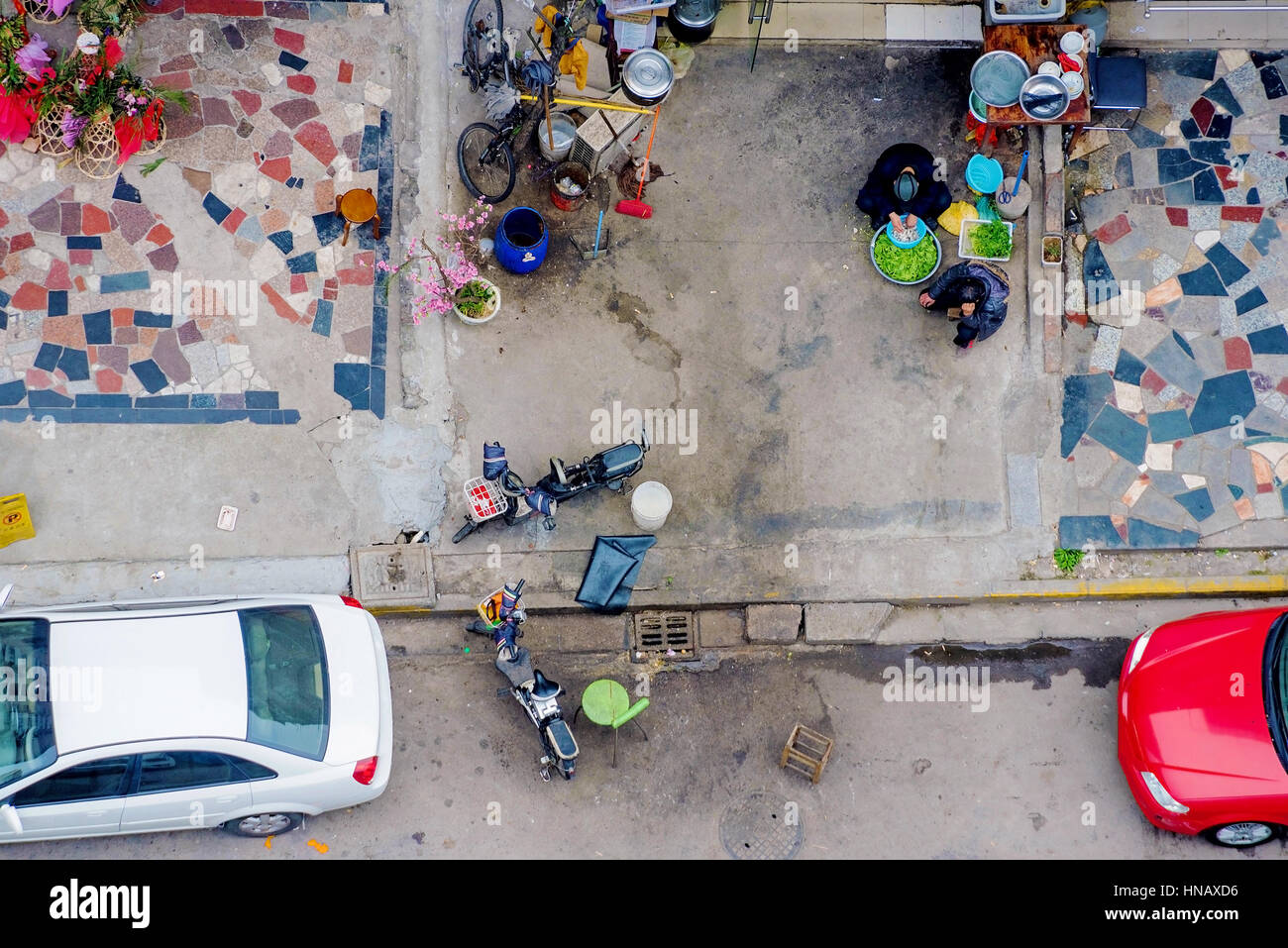 Vogelperspektive von Menschen, die Vorbereitung von Gemüse auf einem Srtret in Nanjing Stockfoto