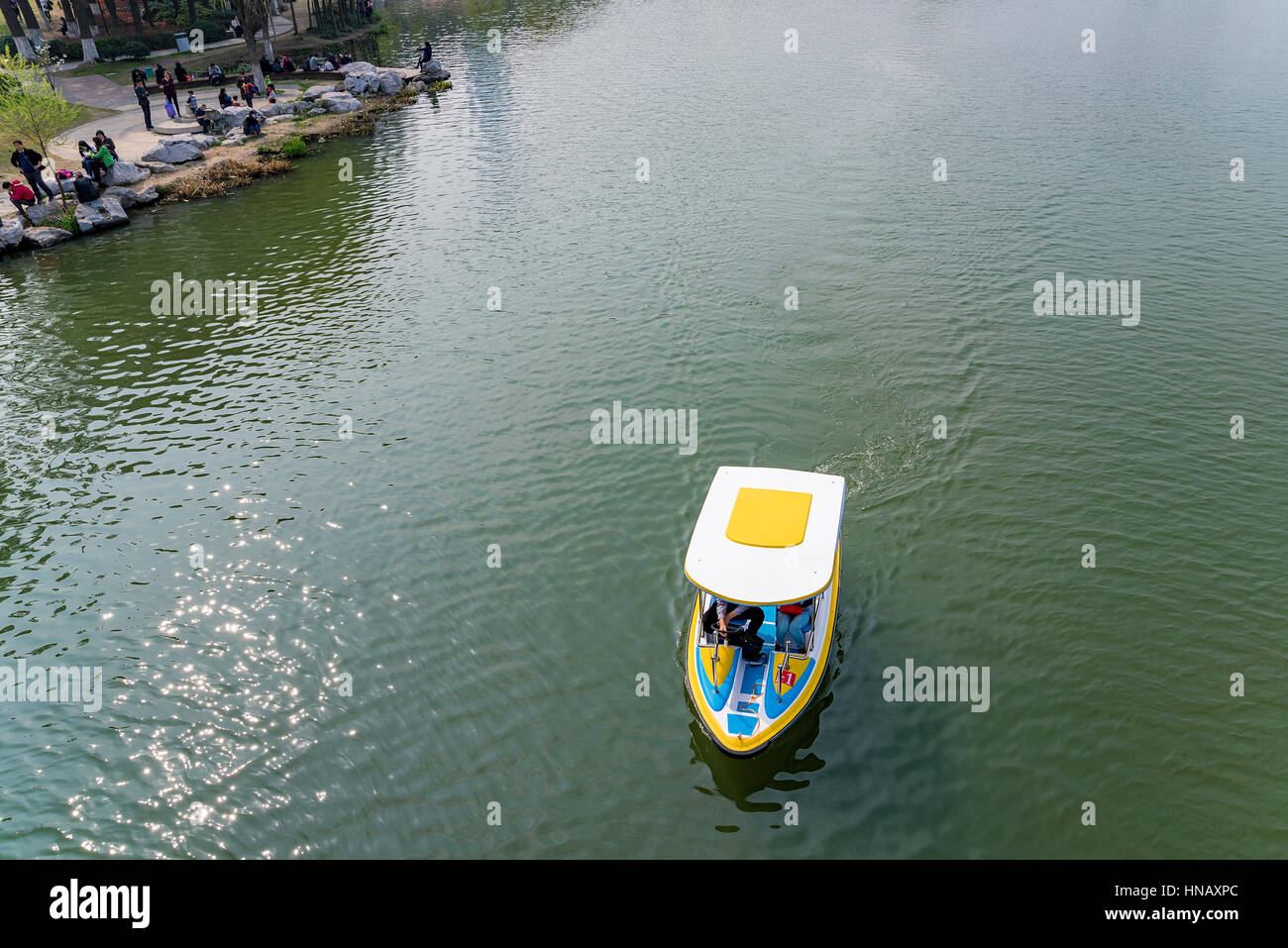 Menschen in einem Boot auf Xuanwu See an einem sonnigen Nachmittag Stockfoto