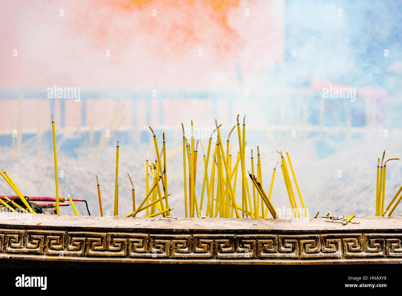 Räucherstäbchen brennen in einem buddhistischen Tempel Stockfoto