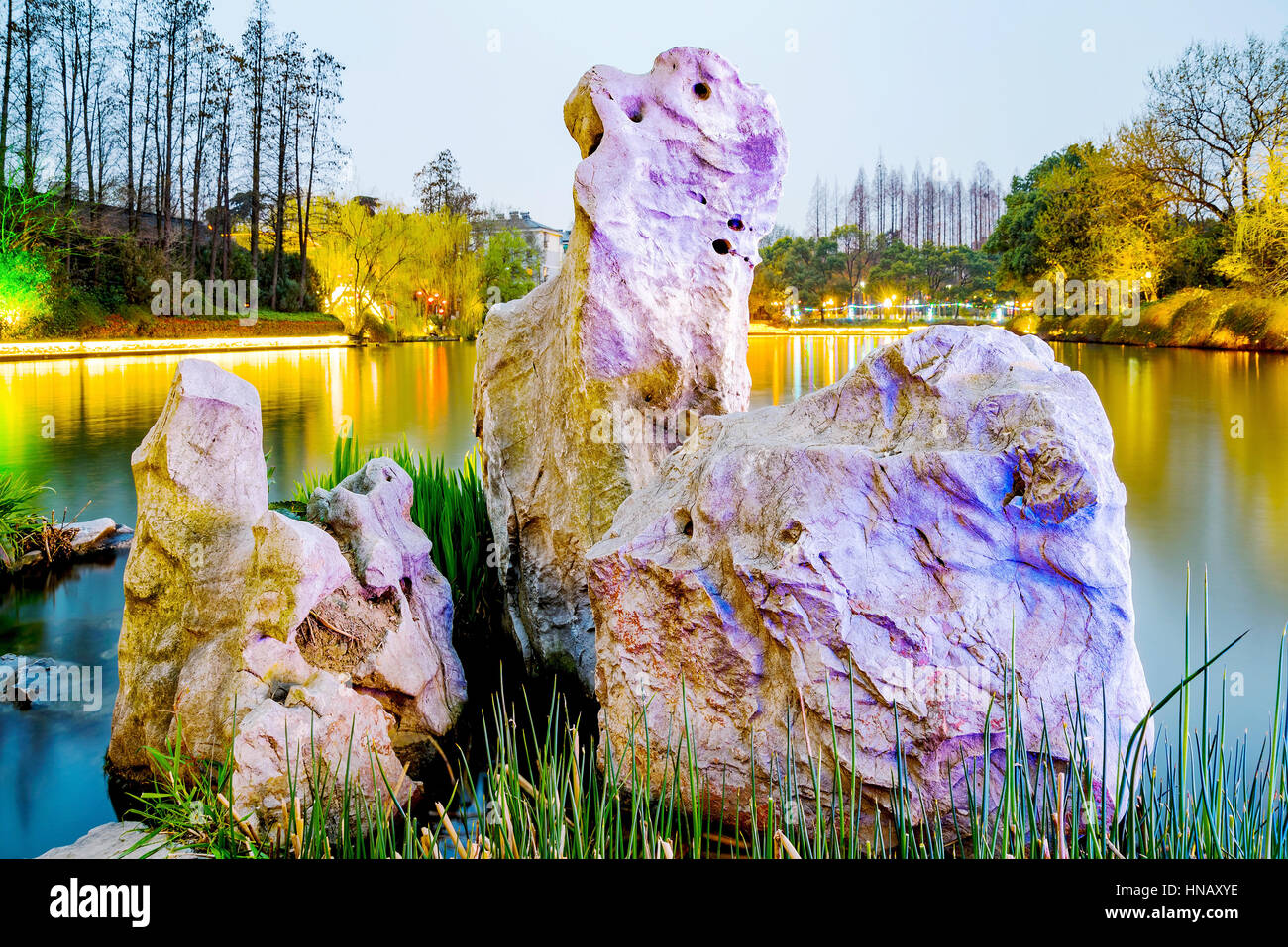 Ruhigen Art Szene der Felsen im Wasser am Abend Stockfoto