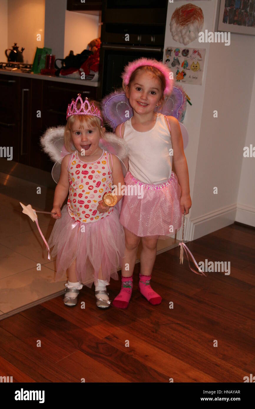 Fairy fun, kleinen Mädchen spielen Dressup in Märchen Tütü und Kronen gekleidet und tragen Fairy wings Zauberstab, Tiara magic machen Stockfoto