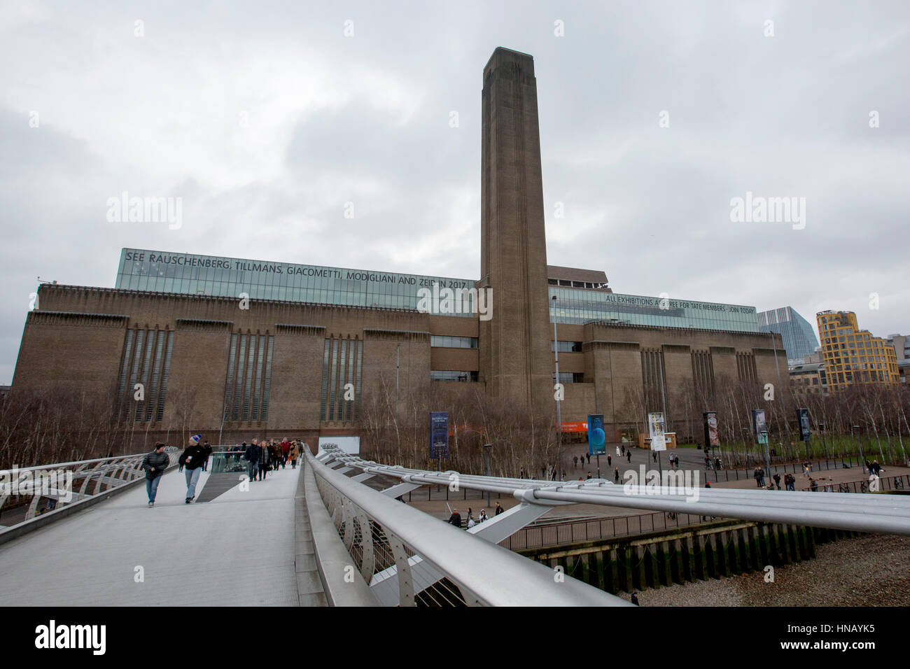 Blick auf die Tate Modern Art Gallery von der Millennium Bridge in London. Stockfoto