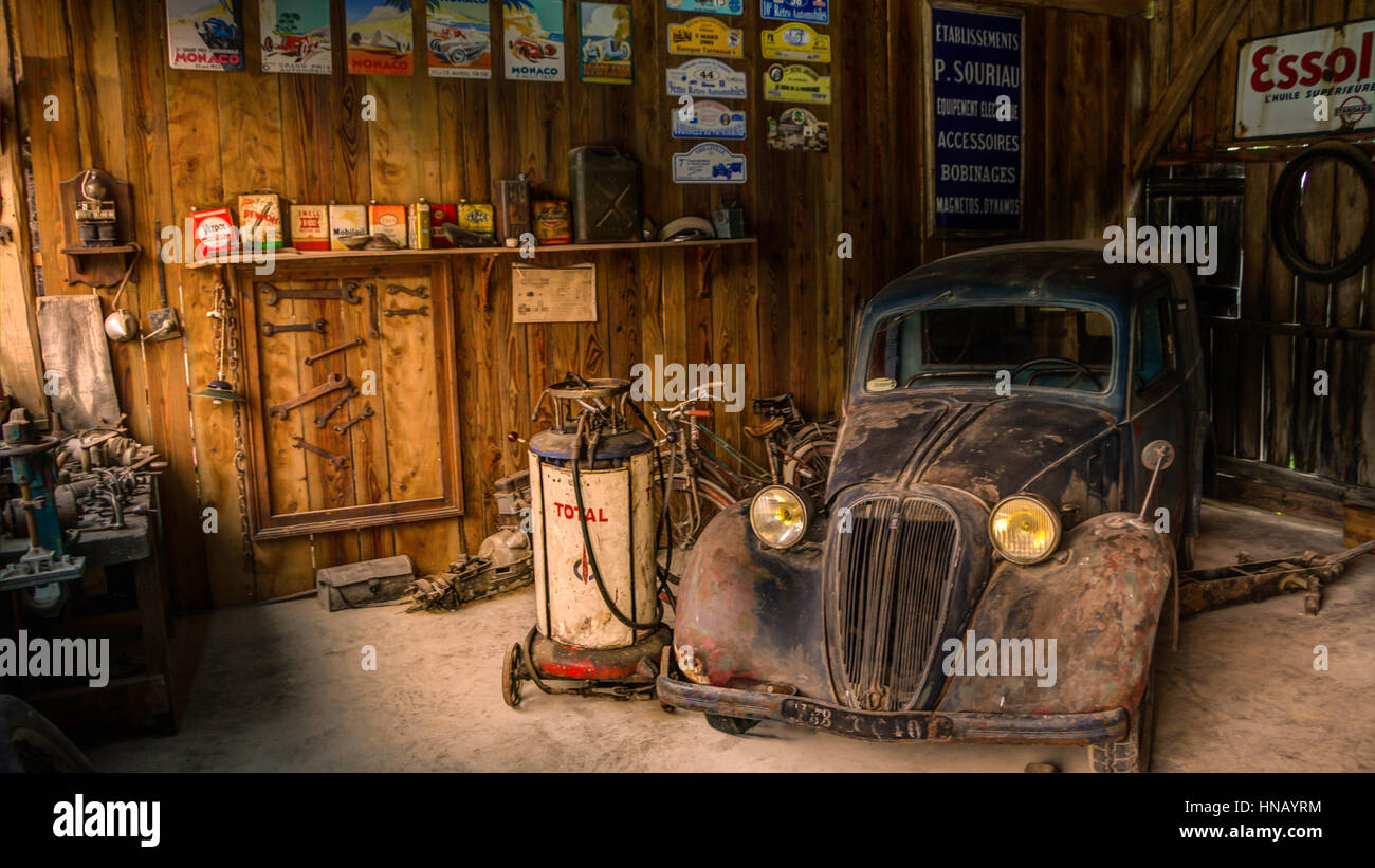 Eine alte Garage-Shop und ein altes Auto Stockfoto