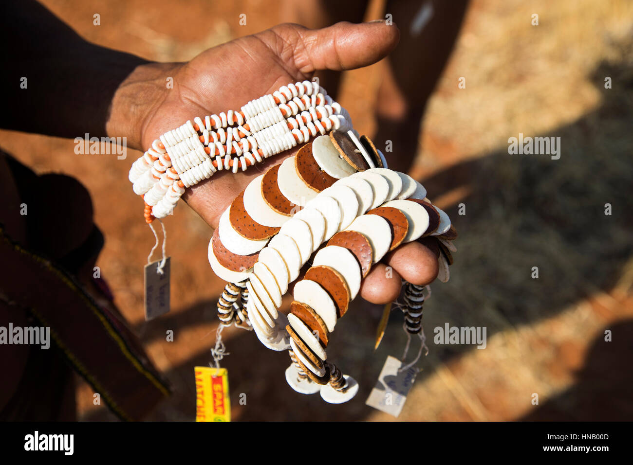 San, aka Buschmänner oder Basarwa, Lapa Lange Lodge, mit Strauß und Eierschale Armbänder, Namibia, von Monika Hrdinova/Dembinsky Foto Assoc Stockfoto