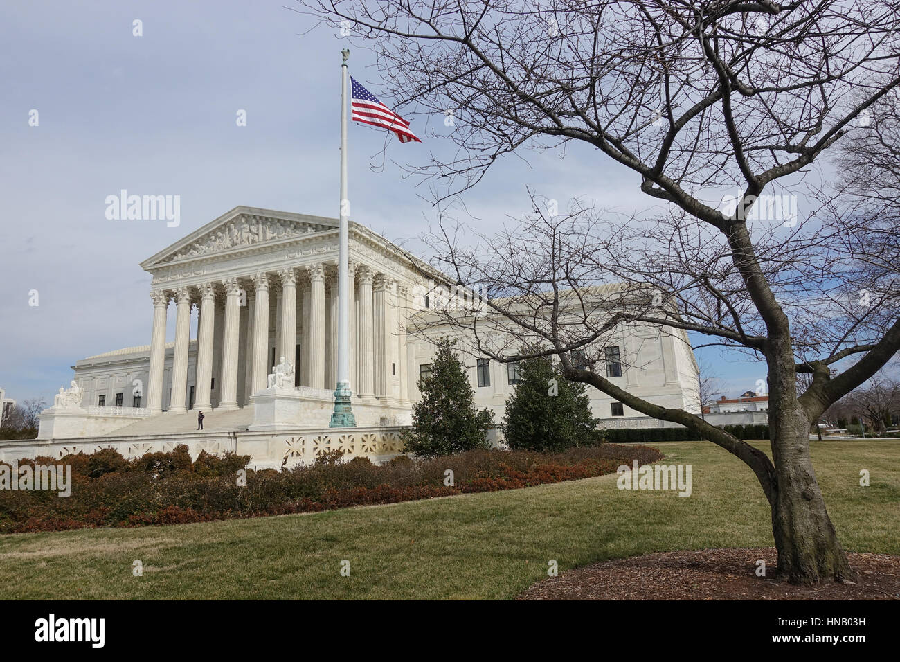 Winterliche US Supreme Court Gebäude, breite erschossen, amerikanische Flagge Stockfoto