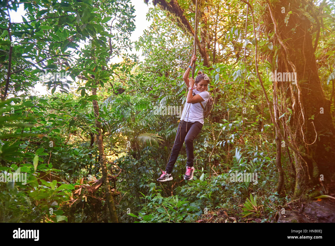 Mädchen hängen an Liane in Wanderung im Dschungel Stockfotografie - Alamy