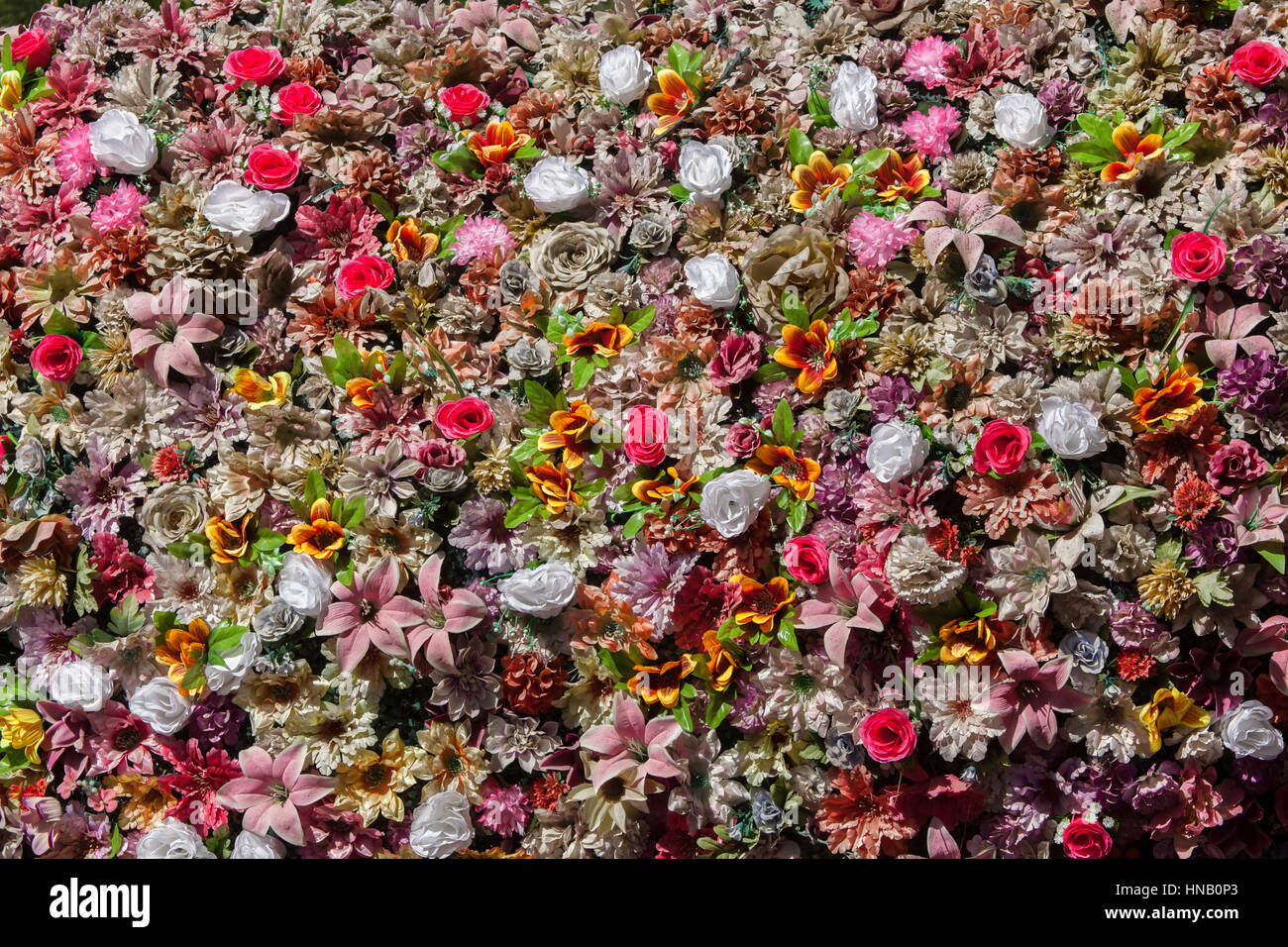 Bunte Plastikblumen. Hintergrundtextur. Stockfoto