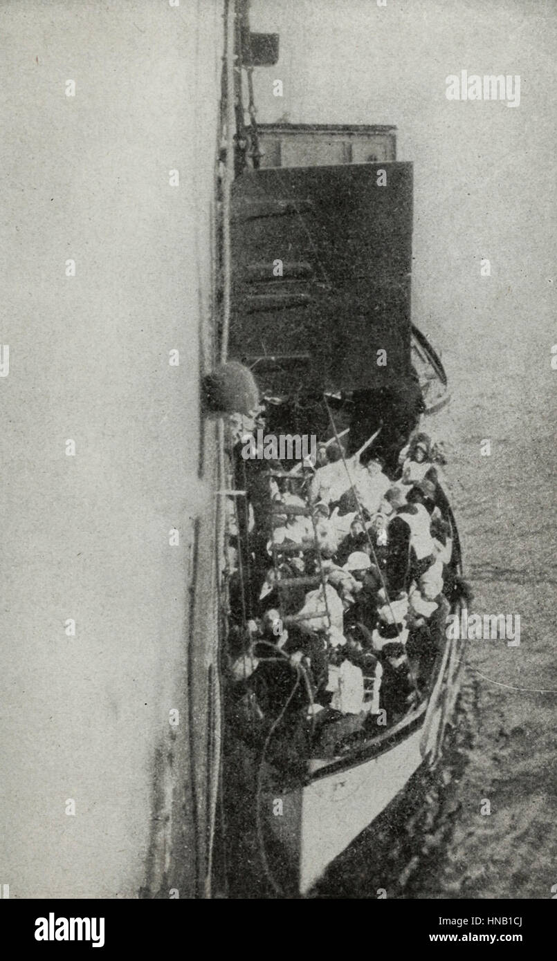 Hissen der Titanic Rettungsboot gefüllt mit an Bord der Carpathia gerettet Stockfoto