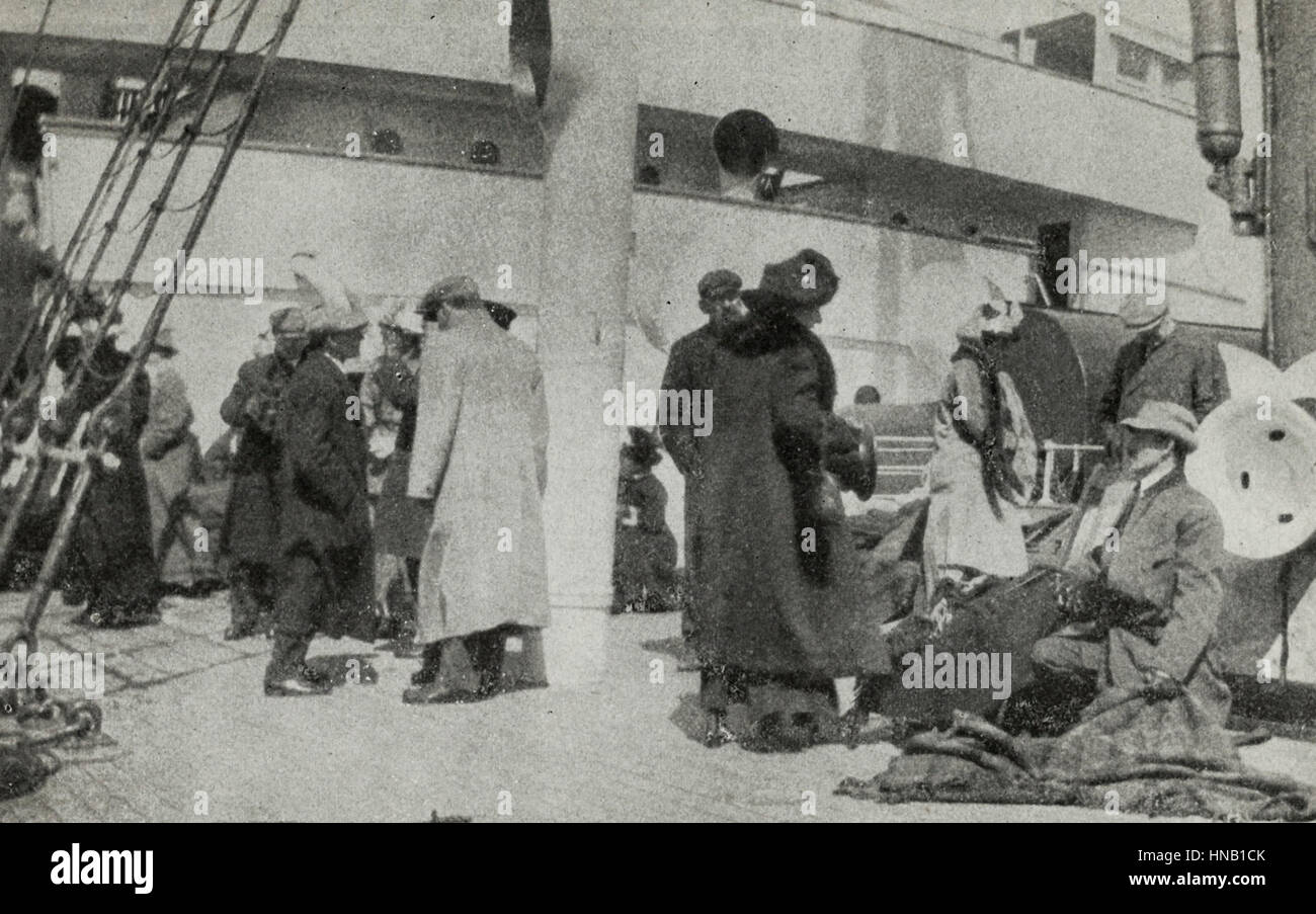 Eine Gruppe von geretteten Titanic Passagiere an Bord der Carpathia Stockfoto
