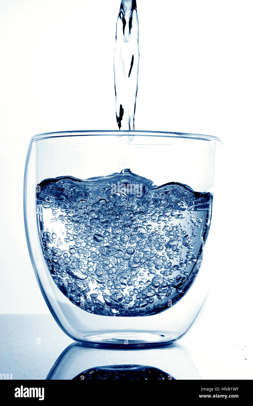 Glas Wasser /Water ist eine polare anorganische Verbindung, die bei Raumtemperatur ist geschmacklos und geruchlos Flüssigkeit, fast farblos, mit einem Hauch von blau Stockfotografie