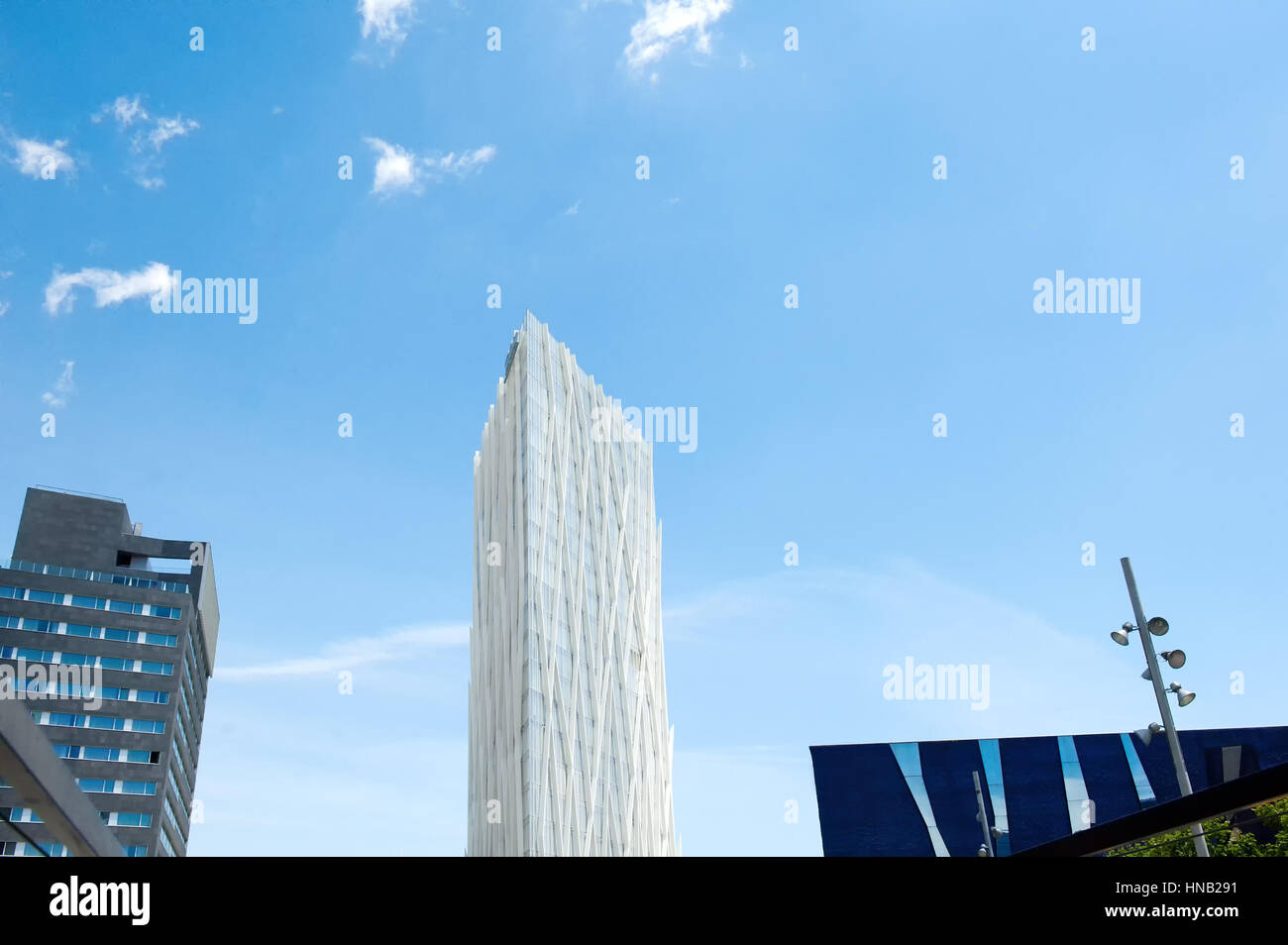 Diagonal Zero Zero weiße Wolkenkratzer und blauer Himmel in Barcelona, Spanien, Europa Stockfoto