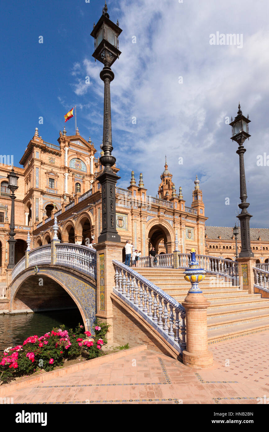 Sevilla, Spanien - 30. April 2016: Plaza de Espana, Ansicht unter einer Brücke über den Kanal vor Mittelteil des Pavillons. Stockfoto