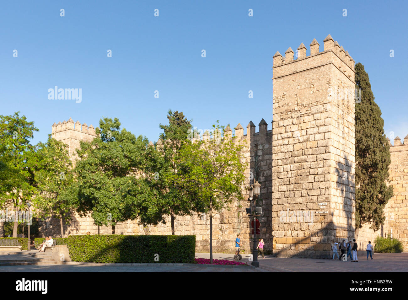 Sevilla, Spanien - 30. April 2016: Der königliche Palast Alcazar in Sevilla, Blick von der Plaza del Triunfo. Einige Passanten, einige haben einer Pause auf Stockfoto