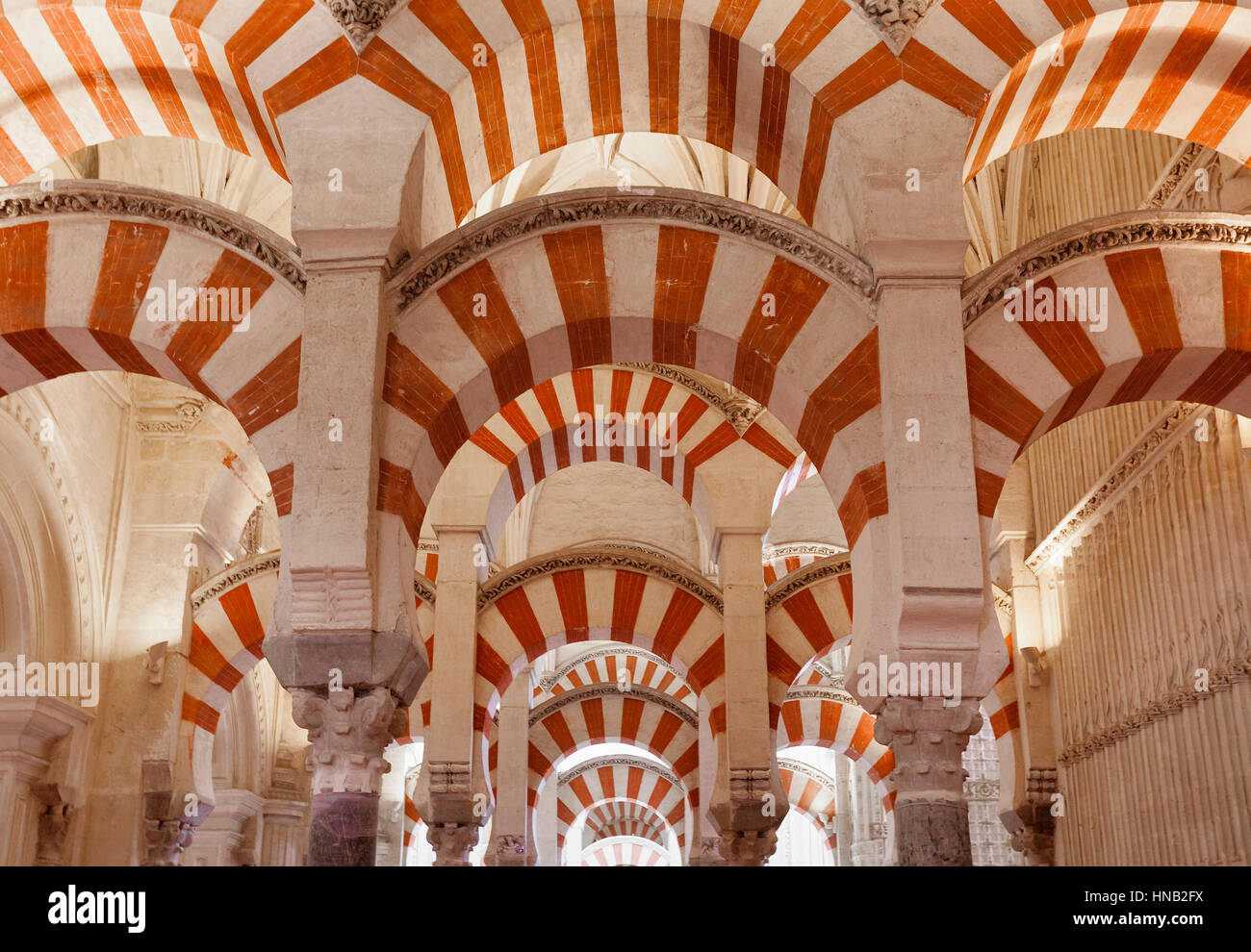 Cordoba, Spanien - 2. Mai 2016: Innere besichtigen mit Spalten in der berühmten Moschee-Kathedrale von Córdoba Stockfoto