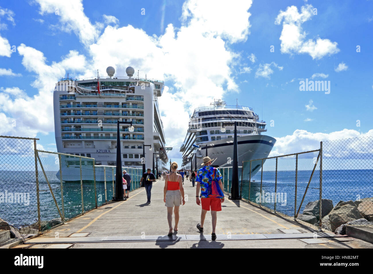Viking Star und P & O Azura Kreuzfahrtschiffe vor Anker am Port Zante, Basseterre, St. Kitts Stockfoto