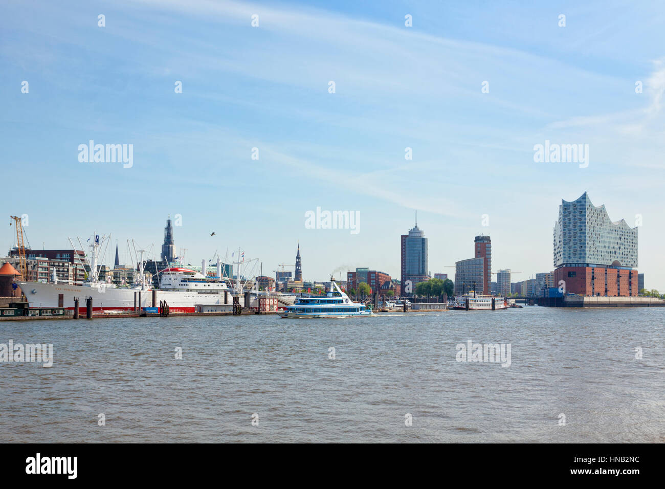 Hamburg, Deutschland - 19. Mai 2016: Waterfront aus St. Pauli Piers mit Museumsschiff Cap San Diego Viertel HafenCity mit Elbphilharmonie Stockfoto