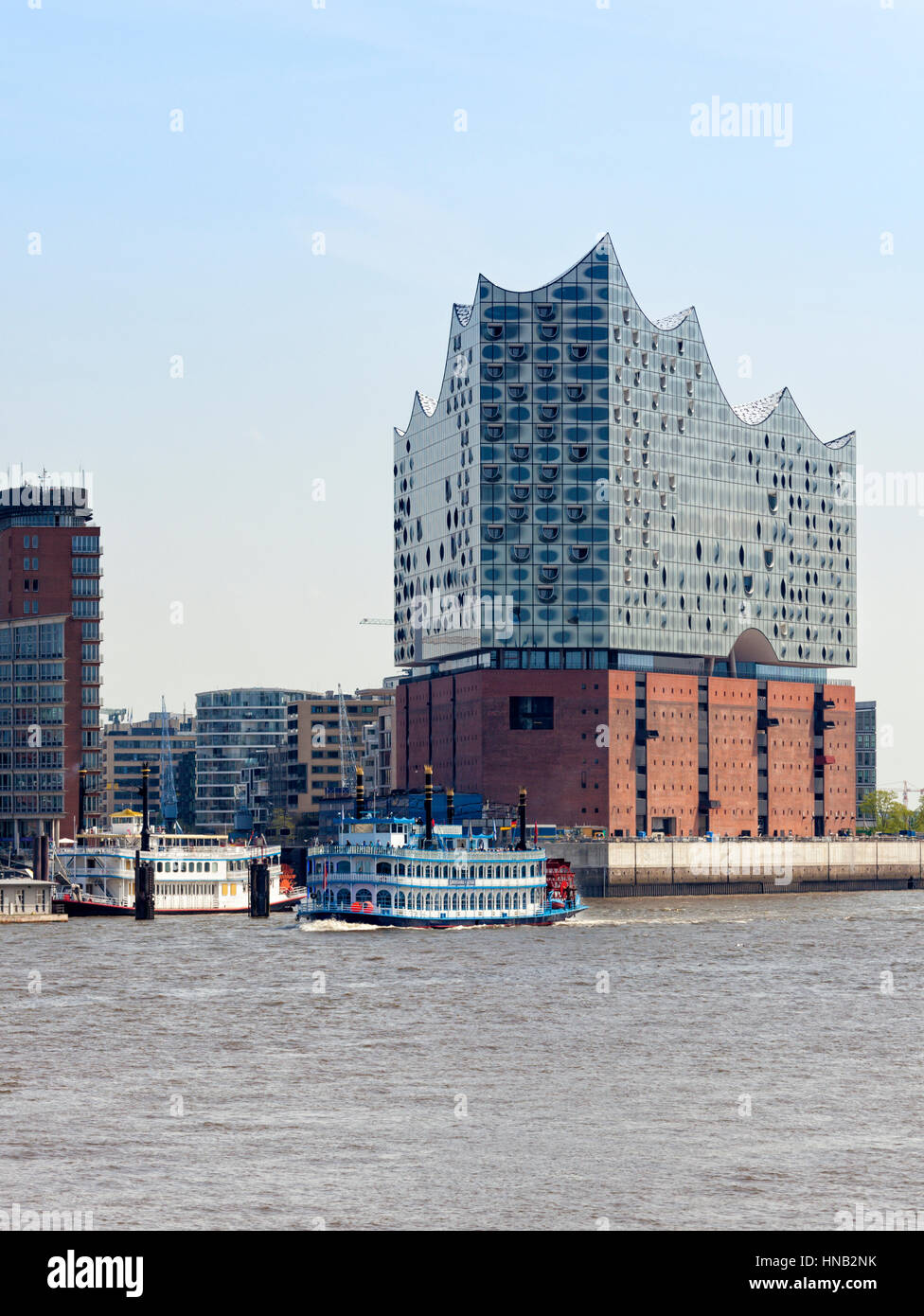 Hamburg, Deutschland - 19. Mai 2016: Die Elbphilharmonie, ein Konzertsaal im Stadtteil HafenCity. Der Neubau befindet sich auf einer alten Lagerhalle. Stockfoto