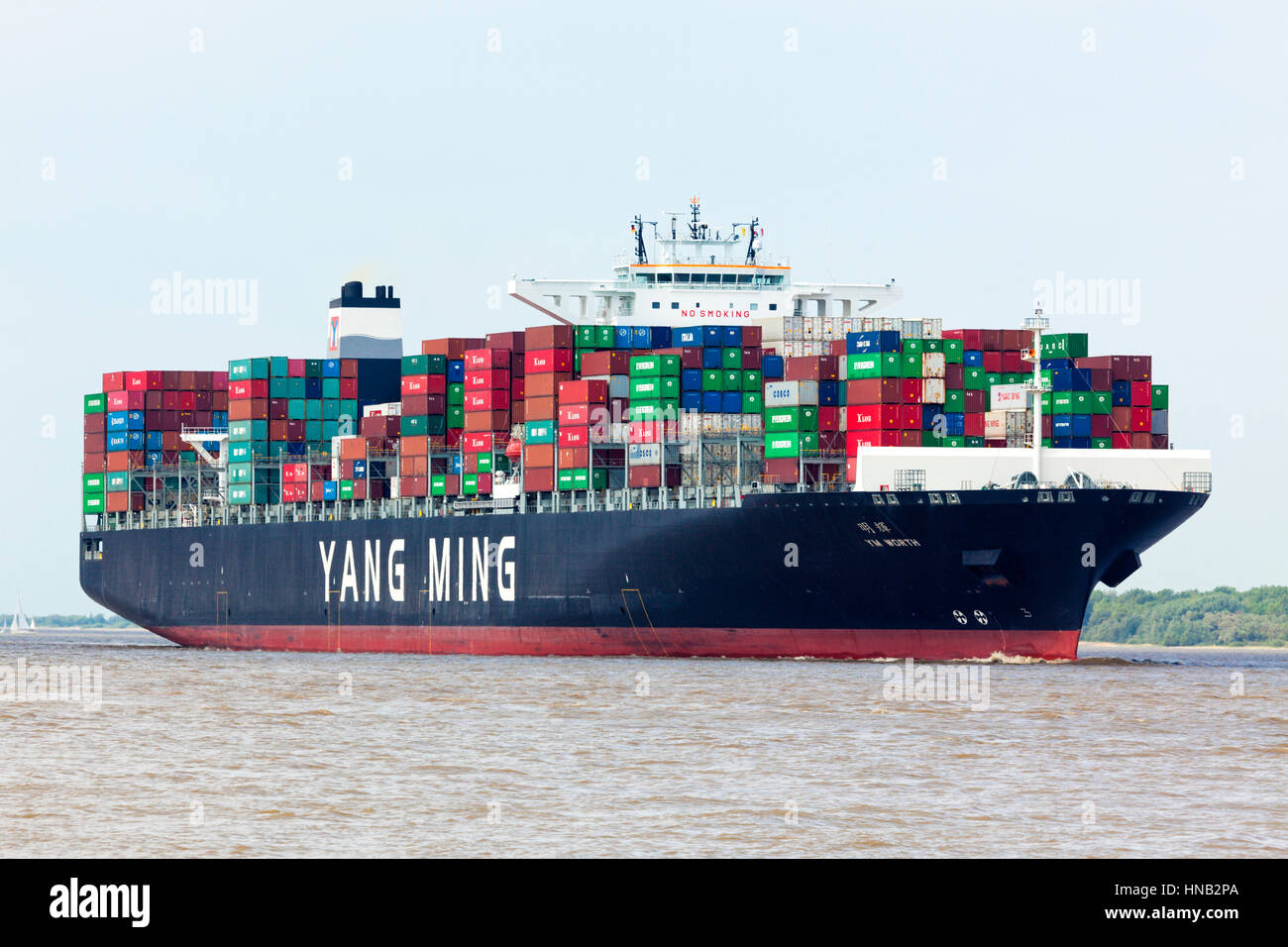 Stade, Deutschland - 22. Mai 2016: Ultra große Containerschiff YM Wert an der Elbe in der Nähe von Hamburg. YM Wert 14.080 TEU halten kann, ist 368 Meter lang eine Stockfoto