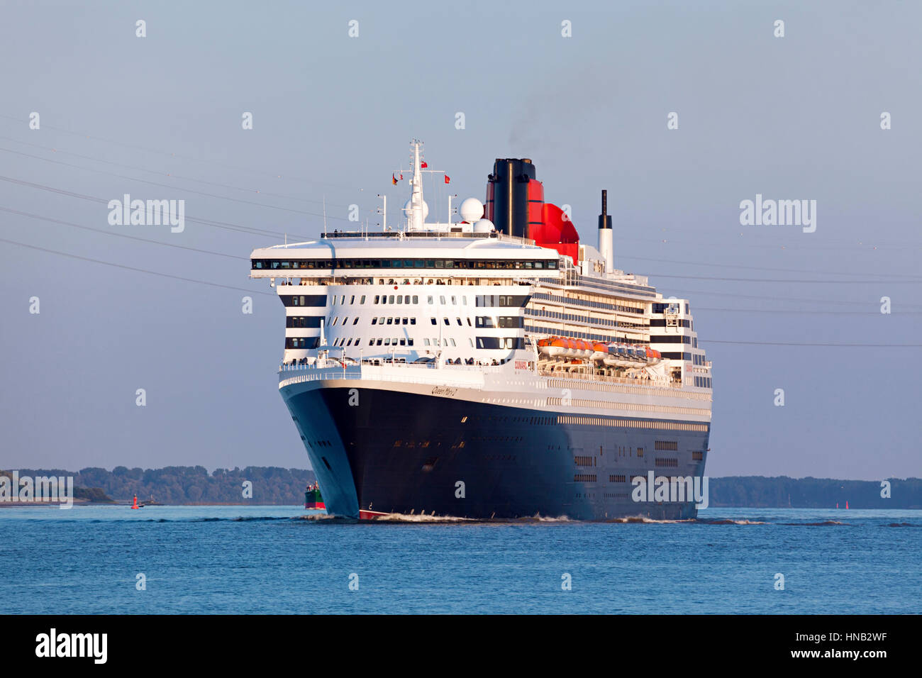 Stade, Deutschland - 30. August 2016: Luxus-Kreuzfahrt Schiff RMS Queen Mary 2 auf Elbe Fluß Überschrift nach Southampton. Stockfoto