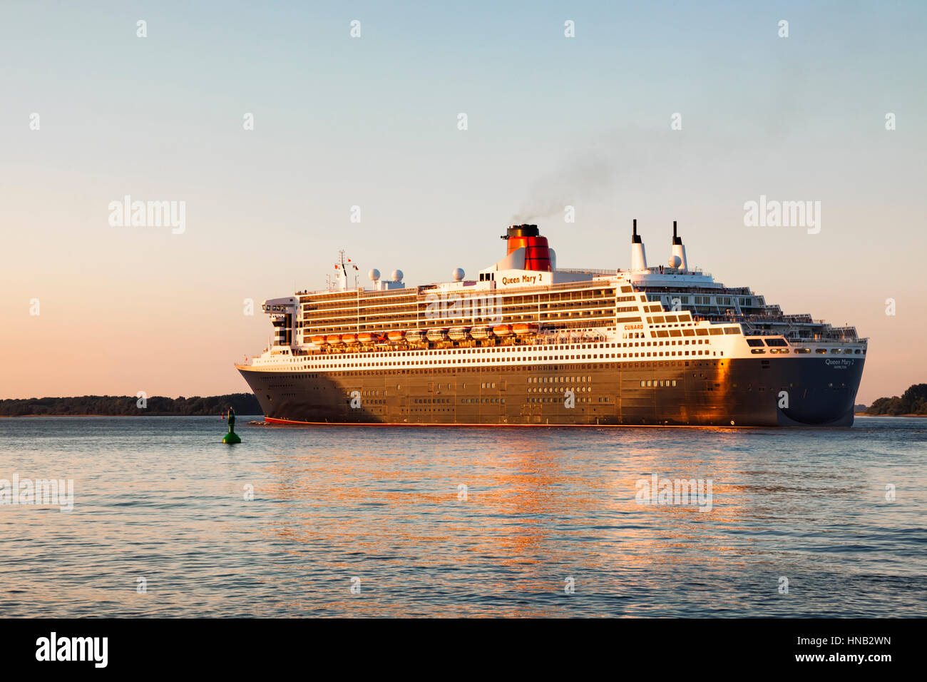 Stade, Deutschland - 30. August 2016: Luxusliner RMS Queen Mary 2 Abfahrt von Hamburg nach Southampton auf Elbe in Abend Sonne. Stockfoto