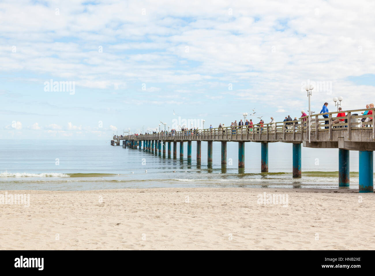 Binz, Deutschland - 22. September 2016: Touristen genießen einen warmen Spätsommertag am Pier von Binz auf der Insel Rügen. Stockfoto