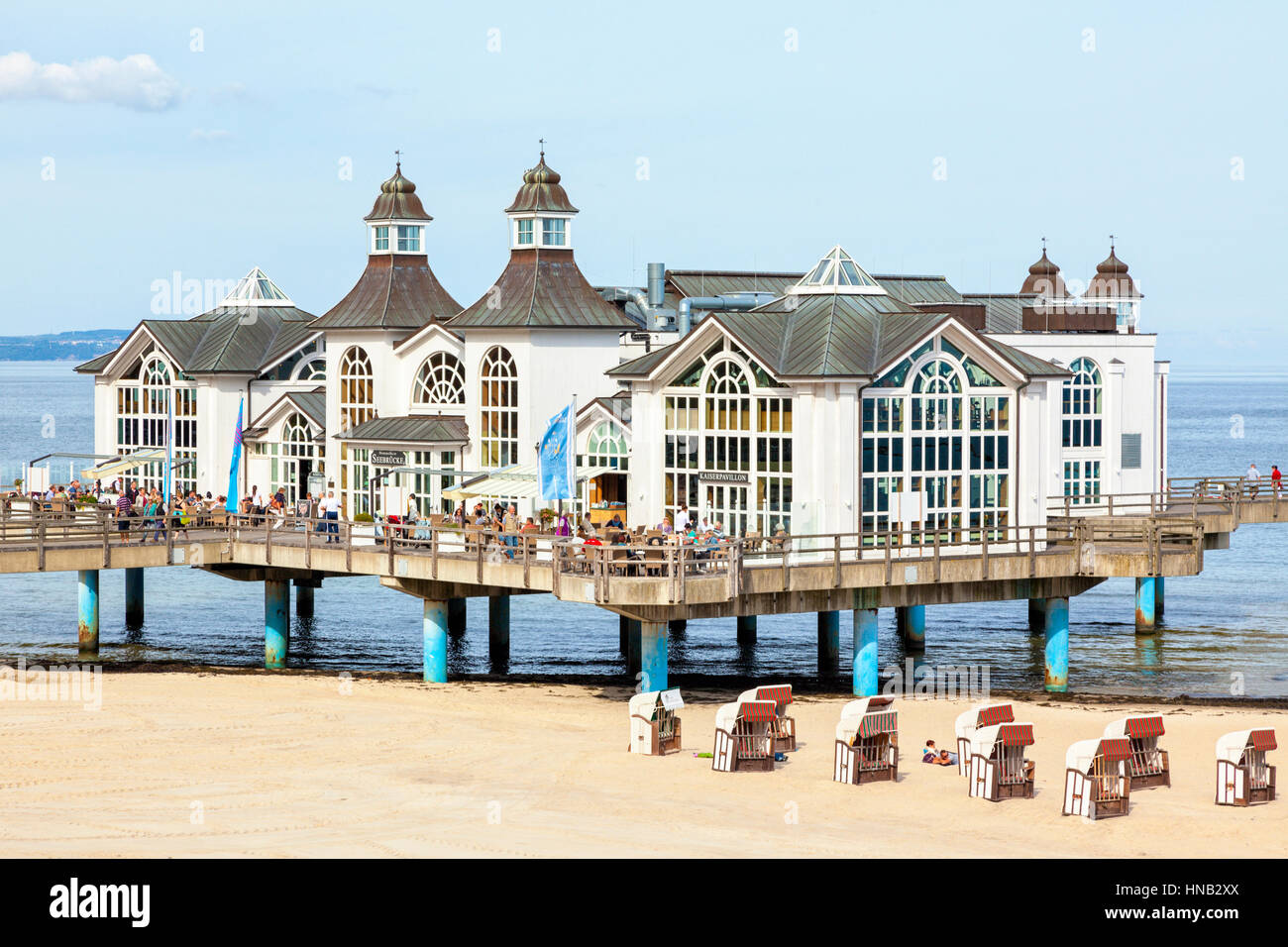 Sellin, Deutschland - 22. September 2016: Hauptgebäude der Seebrücke Sellin, Rügen. Wiederaufbau der Gebäude zerstört 1942. Stockfoto