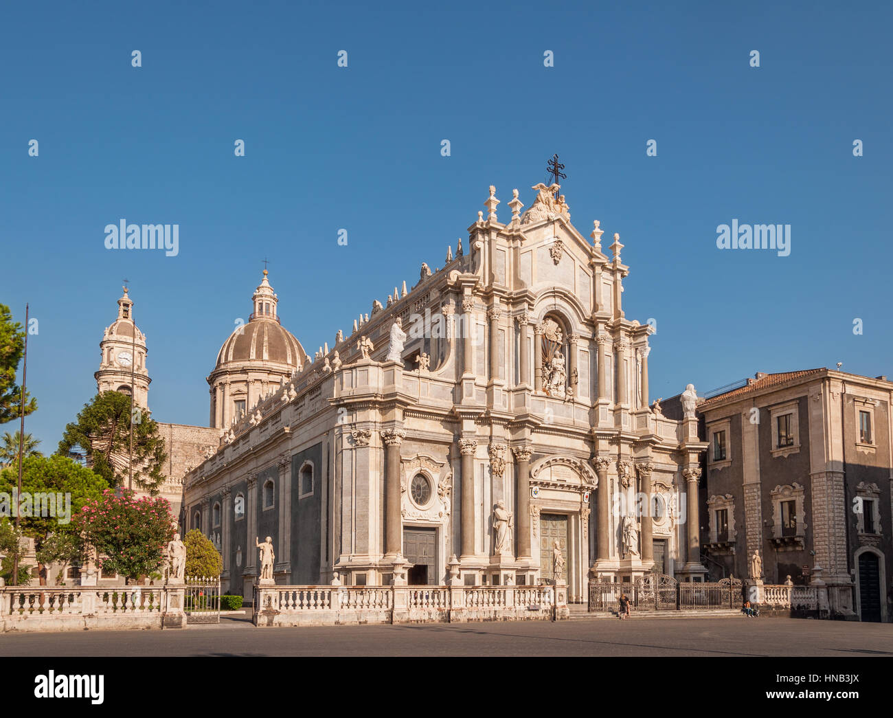 CATANIA, Italien - SEP 13, 2015: Piazza Duomo oder Domplatz mit der Kathedrale von Santa Agatha oder Catania Duomo in Catania auf Sizilien, Italien Stockfoto