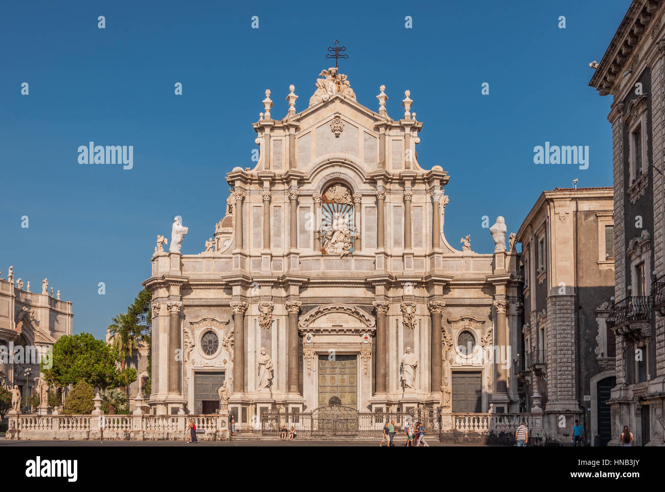 CATANIA, Italien - SEP 13, 2015: Piazza Duomo oder Domplatz mit der Kathedrale von Santa Agatha oder Catania Duomo in Catania auf Sizilien, Italien Stockfoto