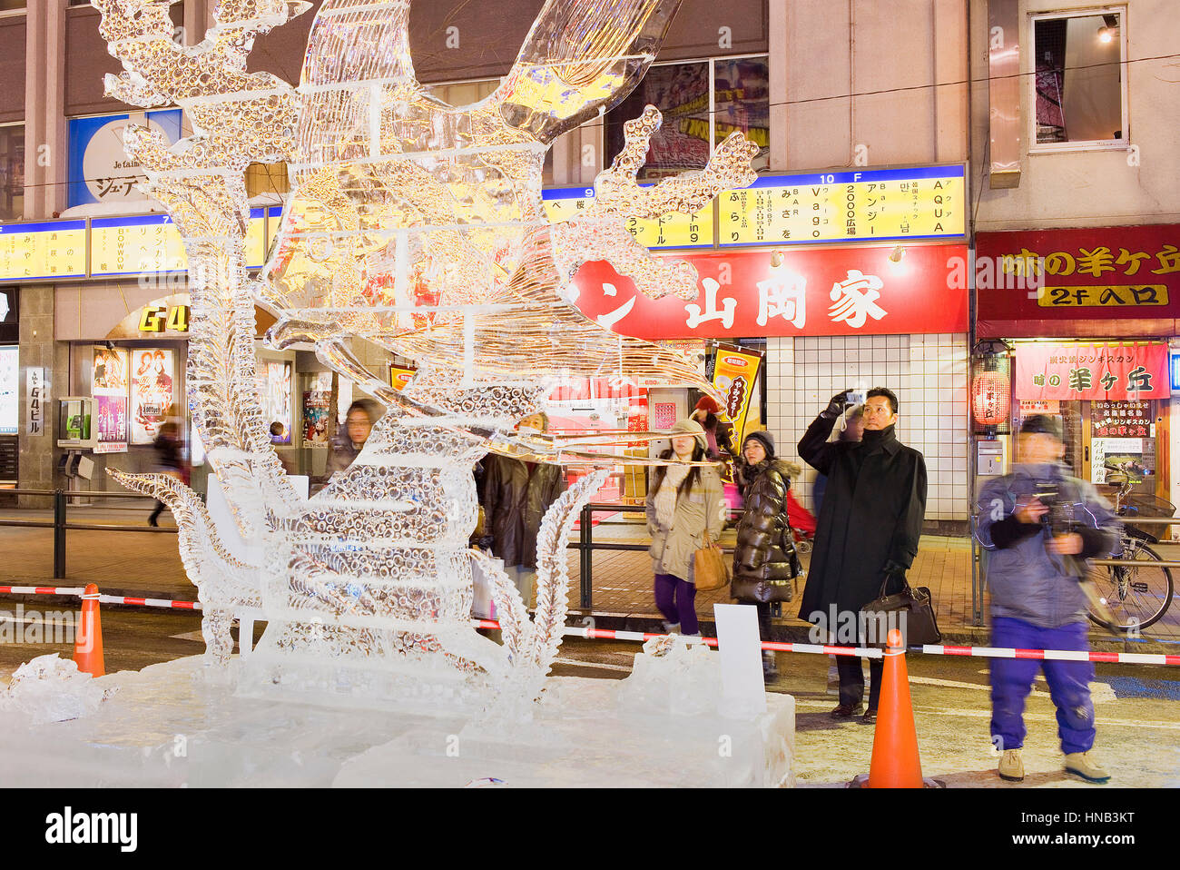 Besucher, Sapporo Snow Festival, Eis-Skulptur, Sapporo Ekimae Dori, Sapporo, Hokkaido, Japan Stockfoto