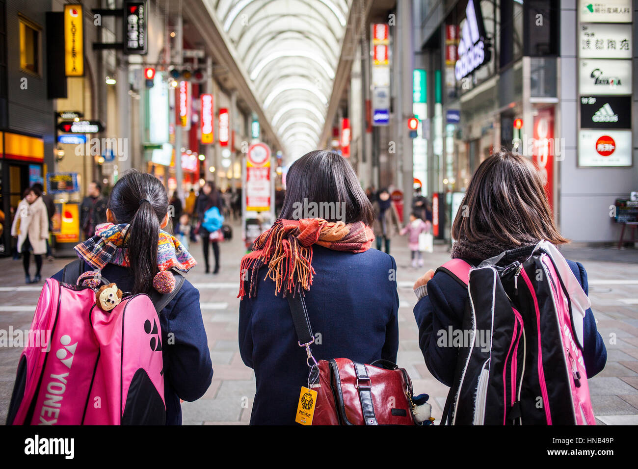 Studenten, in Hon Dori Straße, Einkaufen bedeckt Arcade, Hiroshima, Japan Stockfoto