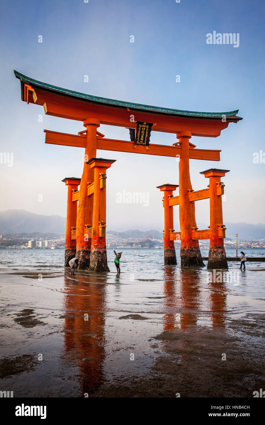 O Torii Tor, die riesigen Torii Tor d. h. Bestandteil der Itsukushima Shinto-Schrein Komplex, im Itsukushima-Insel. Auch genannt Insel Miyajima, in der Nähe von Hir Stockfoto
