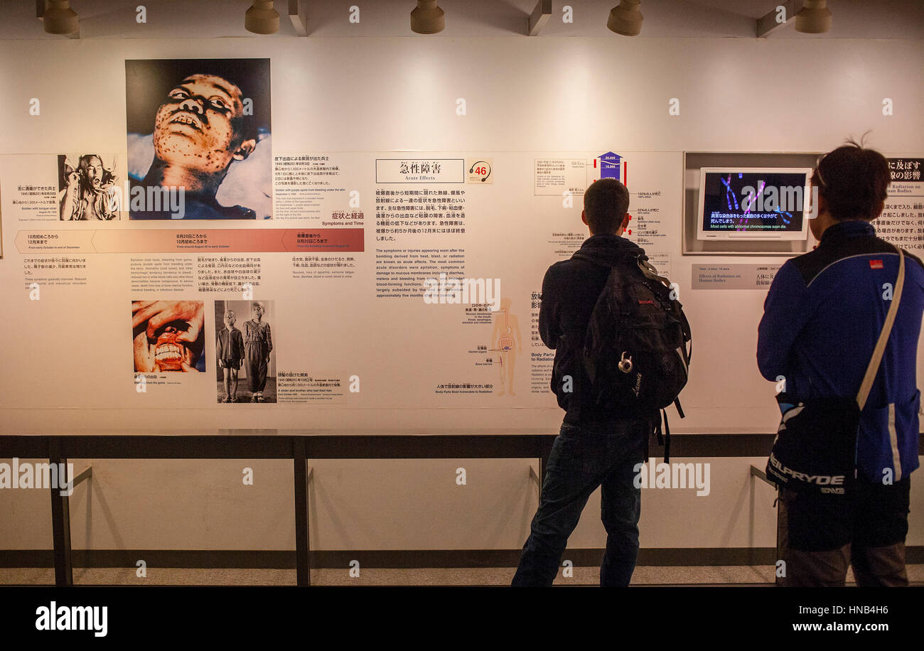 Erlauterung Der Auswirkungen Der Atombombe Auf Die Menschen Nach Der Explosion Hiroshima Peace Memorial Museum Hiroshima Japan Stockfotografie Alamy