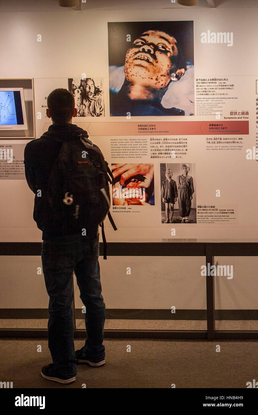 Erlauterung Der Auswirkungen Der Atombombe Auf Die Menschen Nach Der Explosion Hiroshima Peace Memorial Museum Hiroshima Japan Stockfotografie Alamy