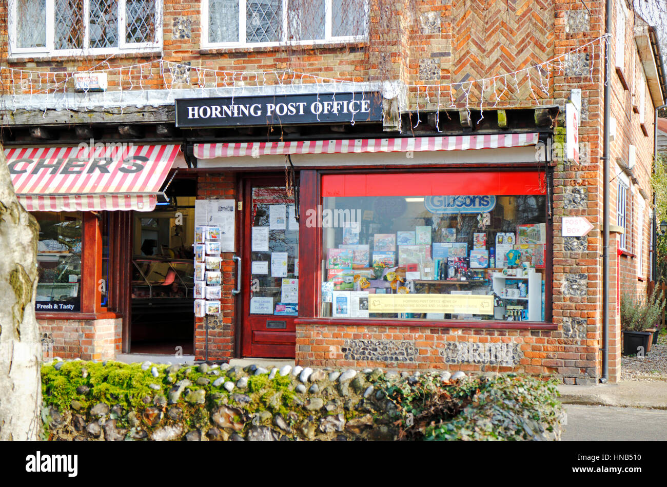 Ein Postamt und Metzger laden in den Norfolk Broads Dorf Horning, Norfolk, England, Vereinigtes Königreich. Stockfoto