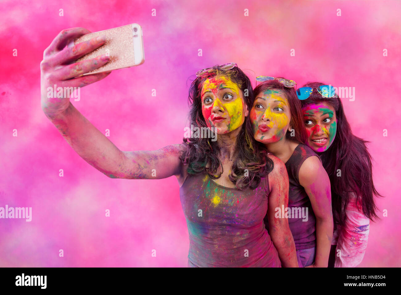 Drei indische Mädchen im Teenageralter unter Selfie während Holi Color festival Stockfoto