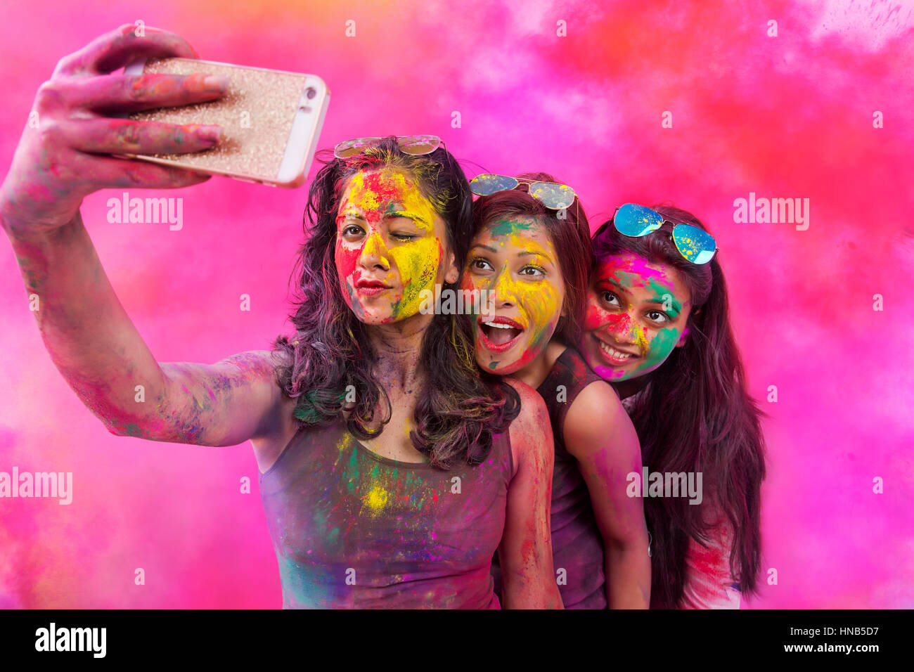 Drei indische Mädchen im Teenageralter unter Selfie während Holi Color festival Stockfoto