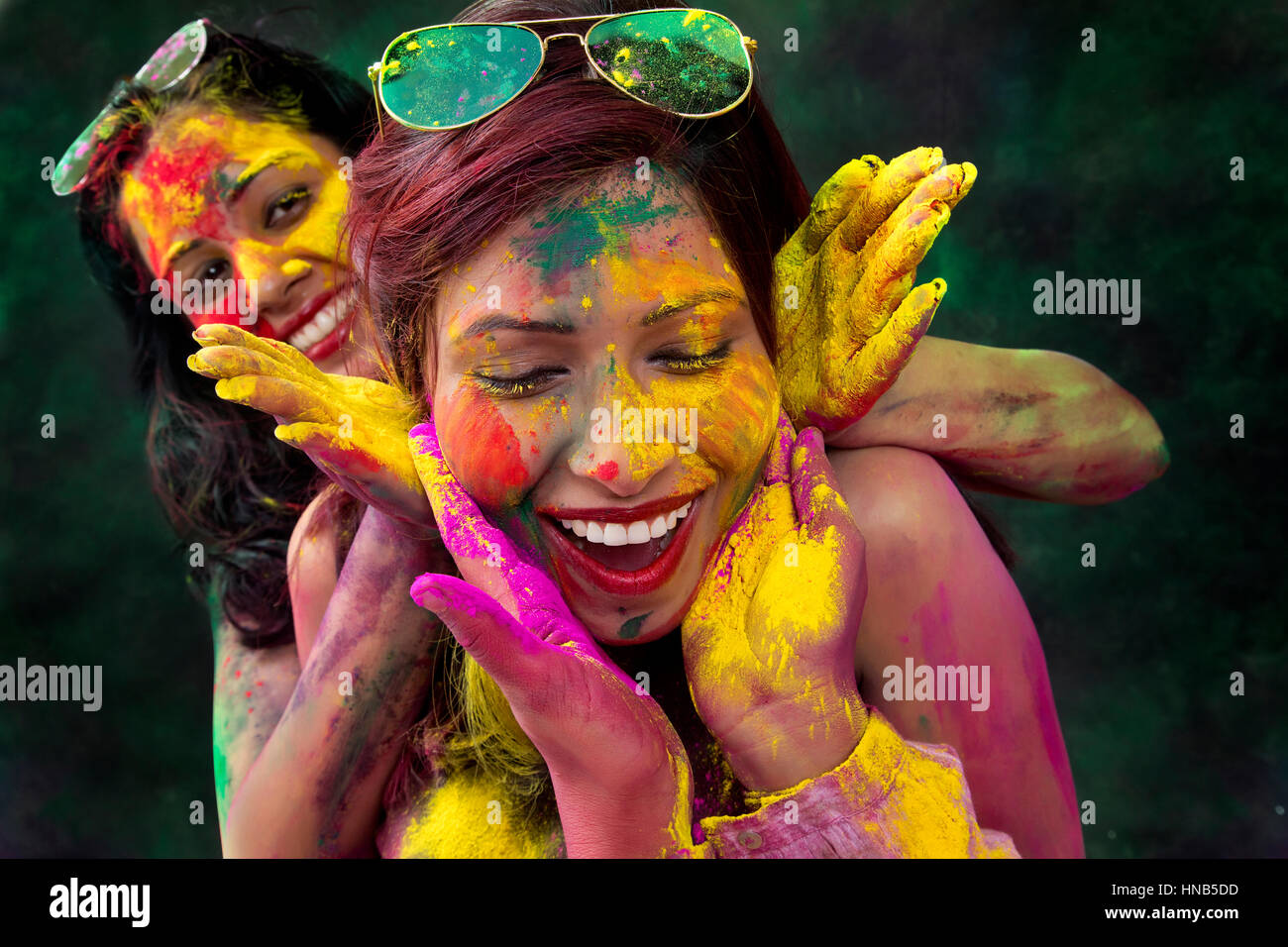 Drei indische Mädchen im Teenageralter Holi Holi Farbe Festival spielen Stockfoto