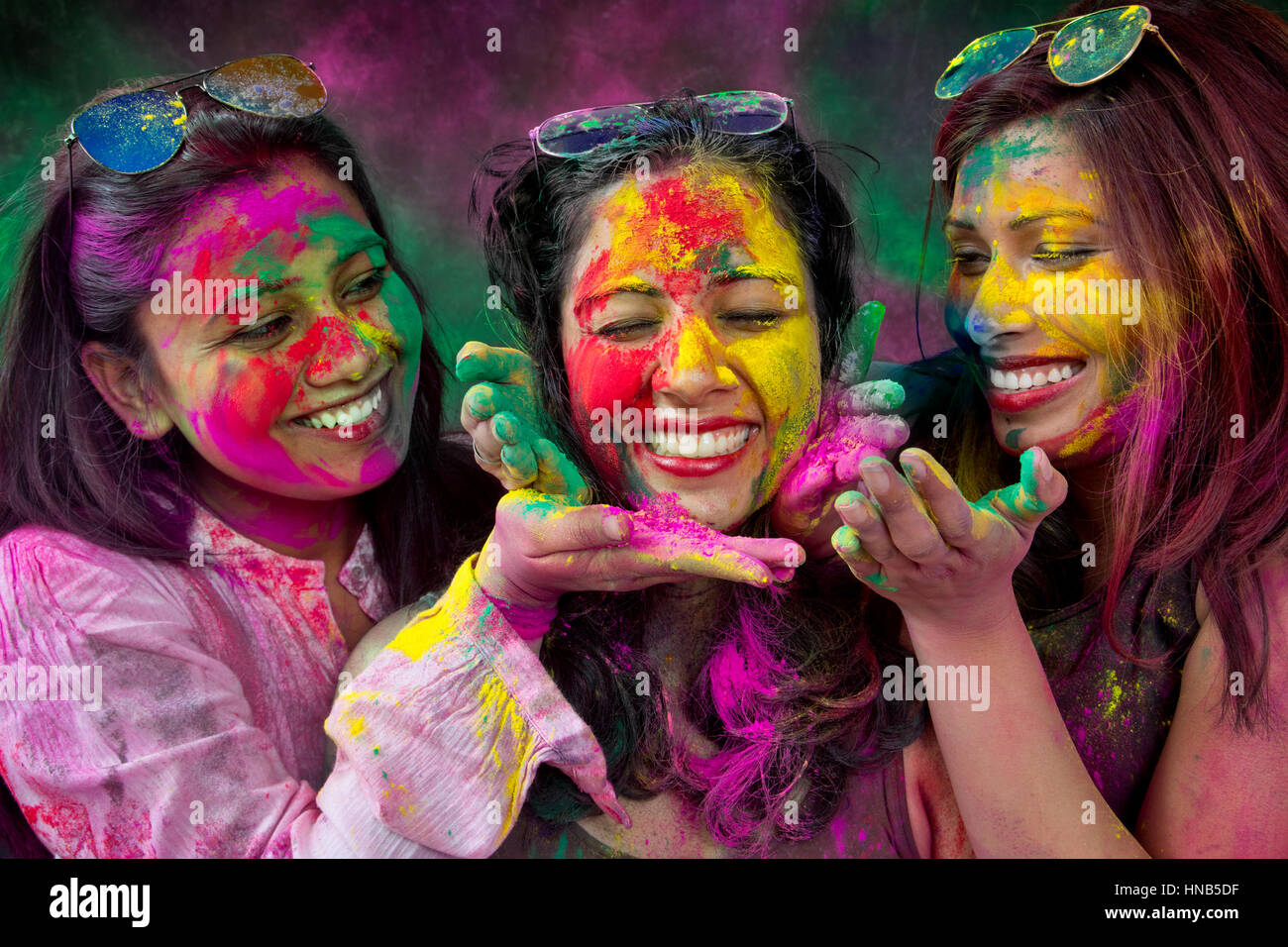 Drei indische Mädchen im Teenageralter Holi Holi Farbe Festival spielen Stockfoto